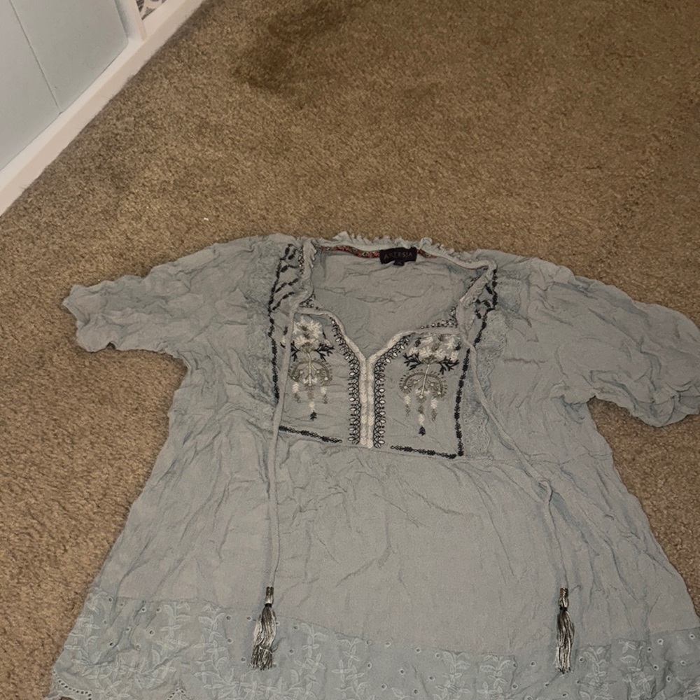 Short sleeve. Light green shirt.